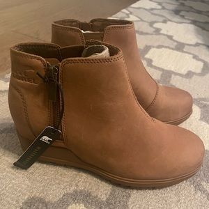 WOMEN'S EVIE™ ZIP WEDGE BOOTIE